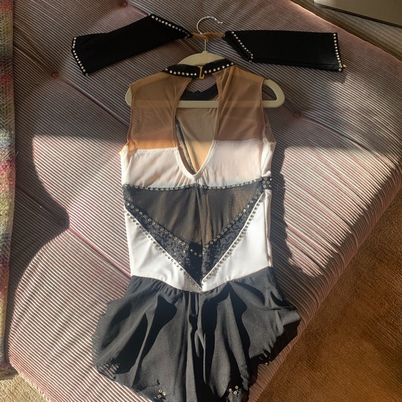 Beautiful skating competition dress - Picture 2 of 4